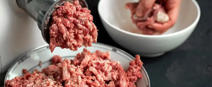 Rohes Hackfleisch aus der Maschine